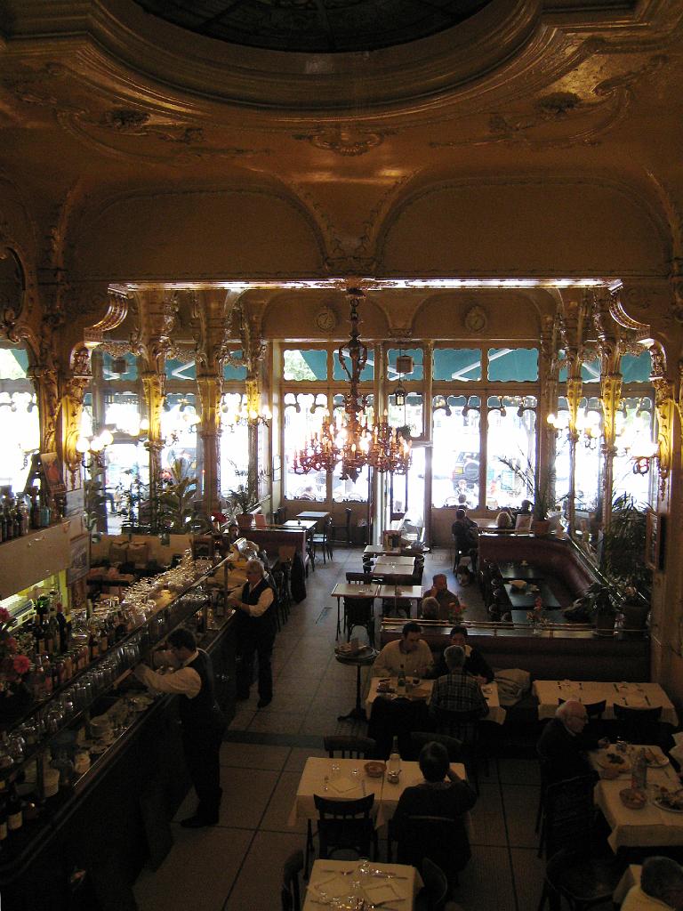 A2007092306.jpg - Lunch in Le Grand Café in Moulins. Wij zaten lekker buiten in het najaarszonnetje; de equipes v/d Kar, Iriks  en Jägers vonden het binnen aangenamer.