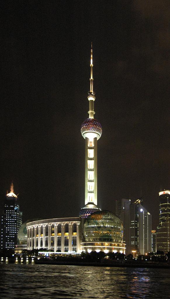 P2007110139.jpg - Shanghai by night. Pudong met de Oriental Pearl TV Tower (Dongfang Mingzhu).