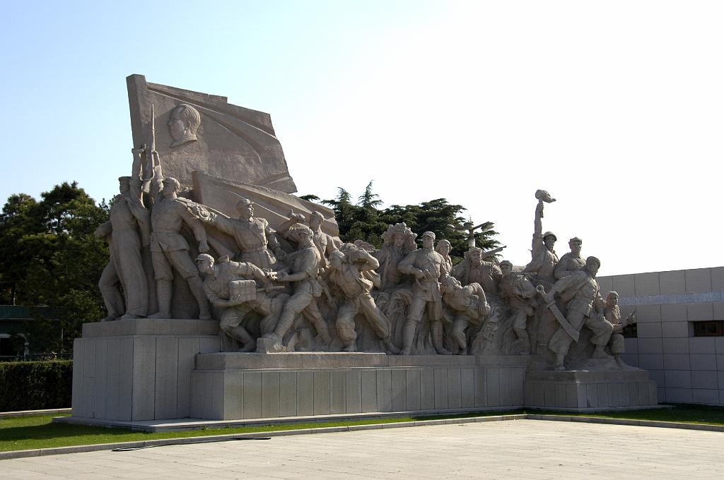 P2007110825.jpg - Beijing. Het Tian'an Men plein. Revolutionaire standbeelden in sovjetstijl flankeren het mausoleum van Mao.