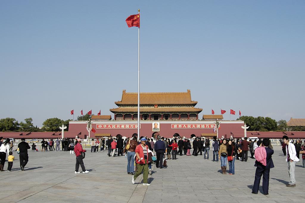P2007110831.jpg - Beijing. Het Tian'an Men plein. De Ming-Poort waar Mao op 1 oktober 1949 de stichting van de Volksrepubliek China proclameerde.
