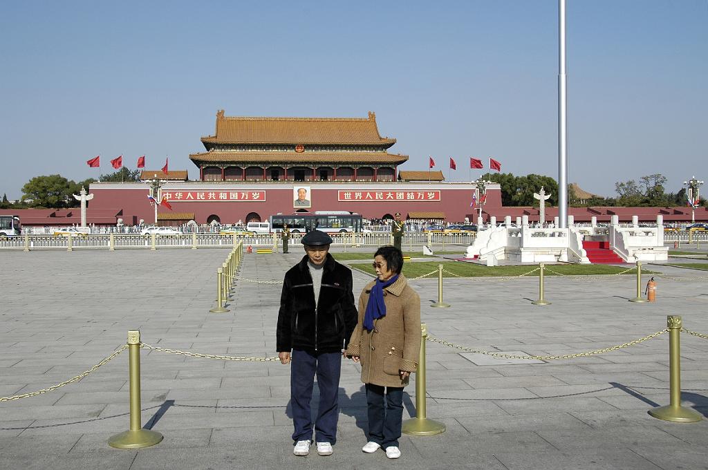 P2007110833.jpg - Beijing. Het Tian'an Men plein. Iedere zichzelf respecterende Chinees heeft thuis een foto van z'n familie voor het portret van Mao op het Plein van de Hemelse Vrede.