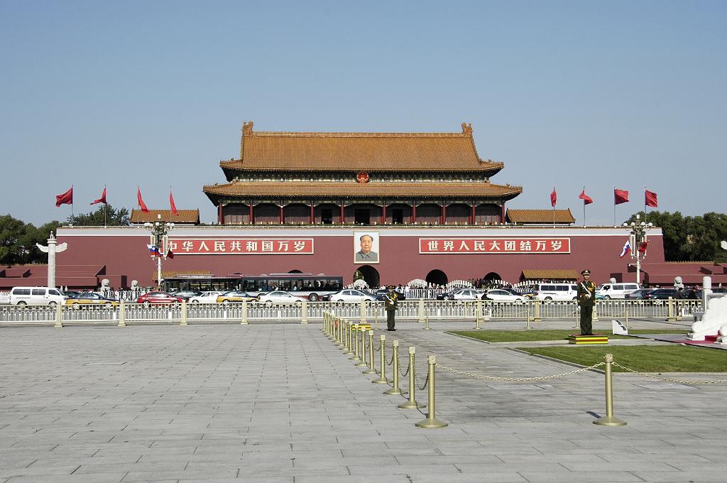 P2007110834.jpg - Beijing. Het Tian'an Men plein.