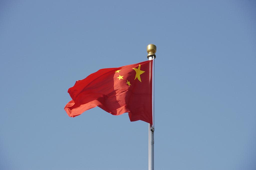 P2007110837.jpg - Beijing. Het Tian'an Men plein. De vlag wordt elke dag met veel ceremonie bij zonsopgang gehesen en bij zonsondergang gestreken.