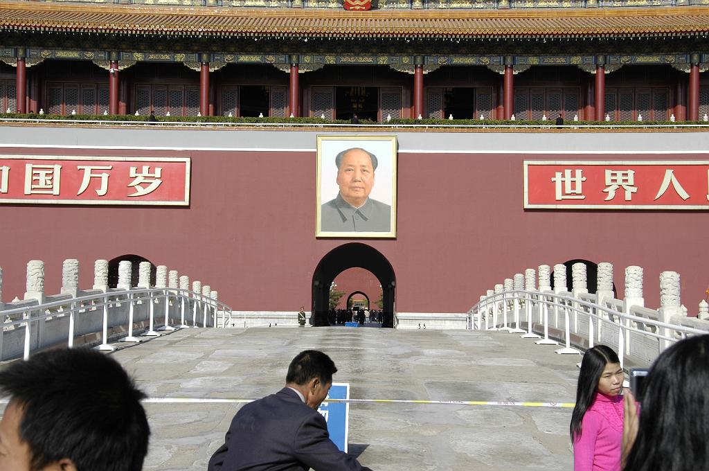 P2007110845.jpg - Beijing. Het Tian'an Men plein. De Ming-Poort waar Mao op 1 oktober 1949 de stichting van de Volksrepubliek China proclameerde.